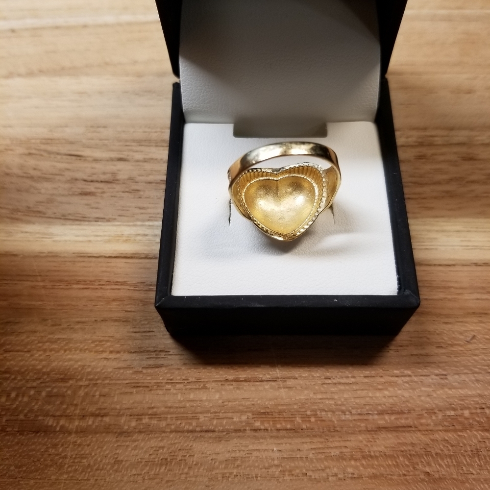 10 Kt Yellow Gold , 2.2 Grams Size 7.5 ELEGANT Gold Heart Ring with Leaf Design - Picture 4 of 6